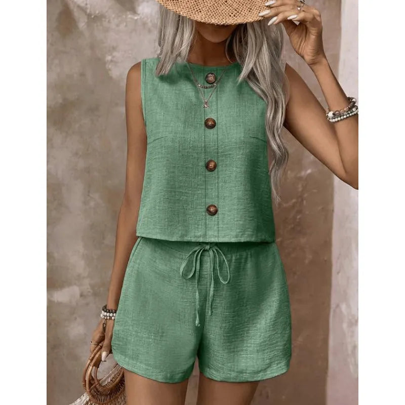 Damen Sommer-Set mit Knopfleiste und kurzer Hose in Frontansicht