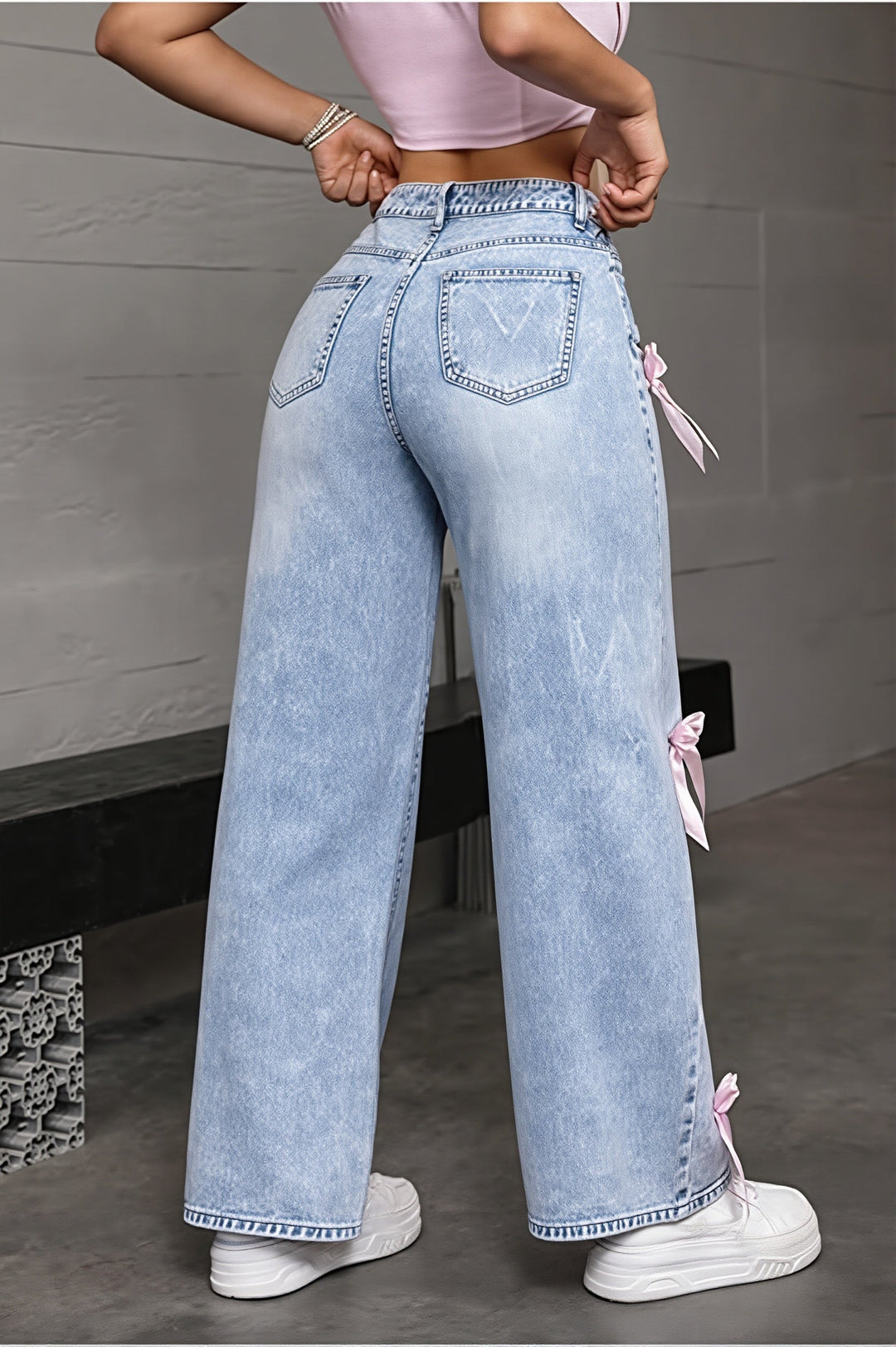 Detailansicht des Schleifendetails an der Damenjeans