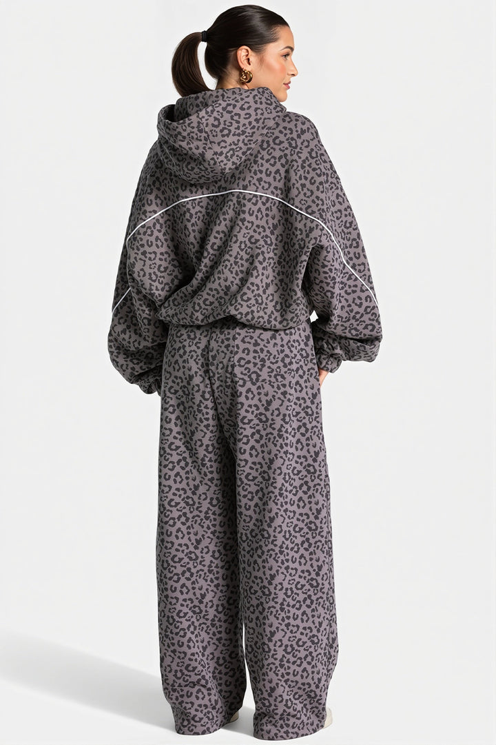 Lässiger zweiteiliger Damenanzug mit Kapuze und Leopardenprint