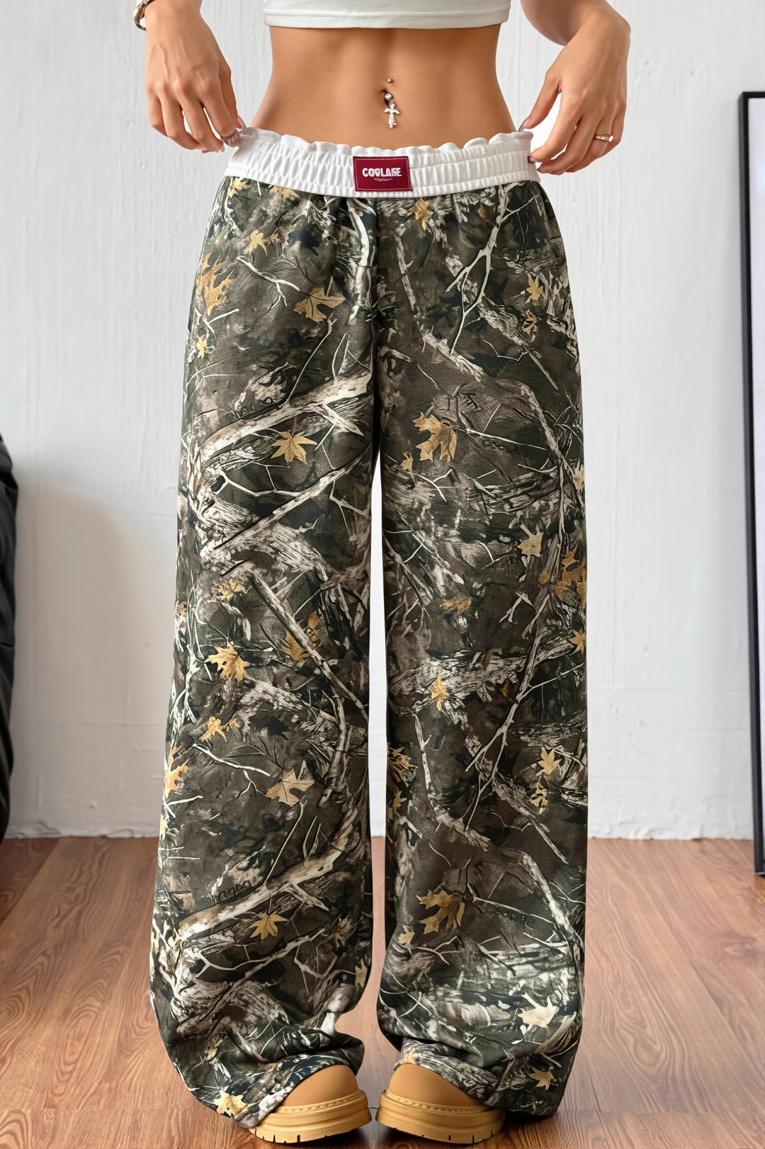 Detailansicht des Prints und des hohen Bunds der Damenhose