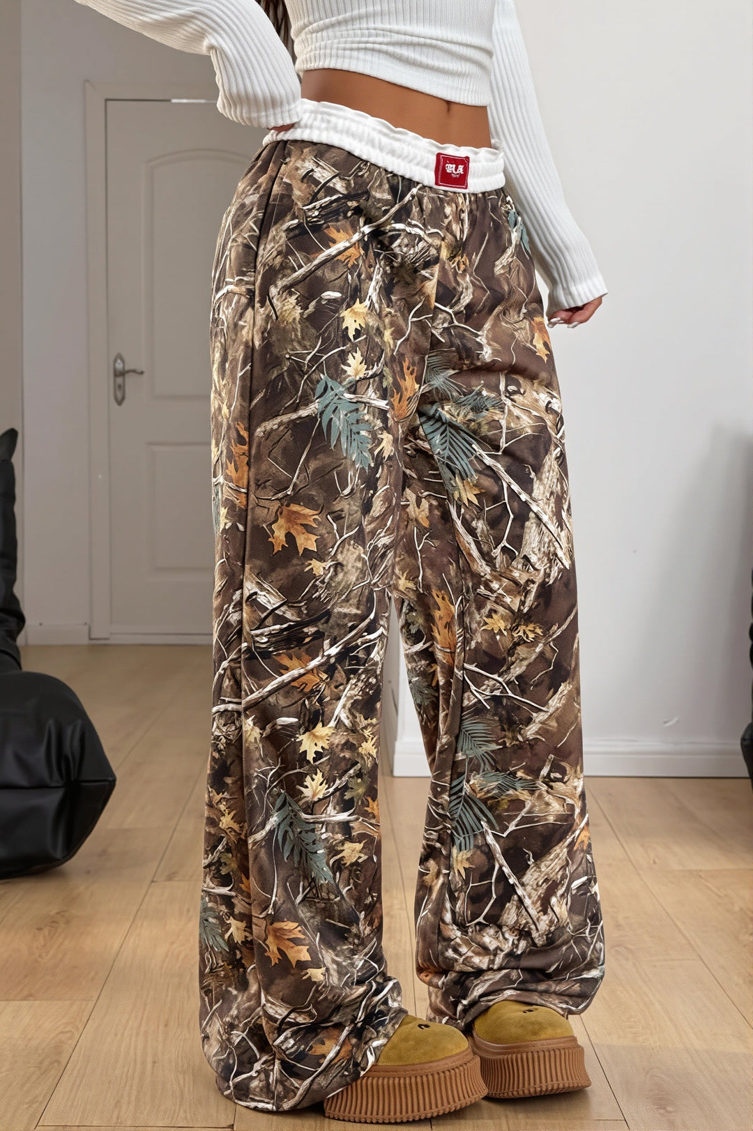 Damen Wide-Leg-Hose mit Colorblock-Print in Seitenansicht