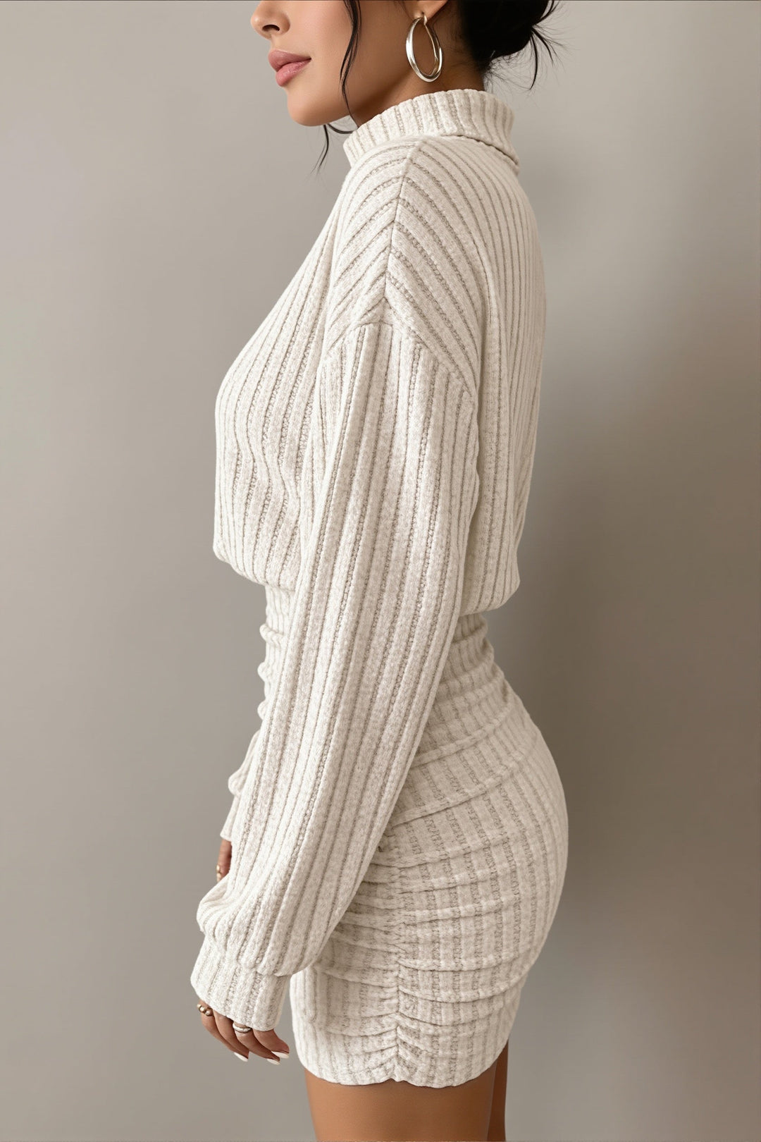 Nahaufnahme des Rollkragens am gerippten Damenkleid