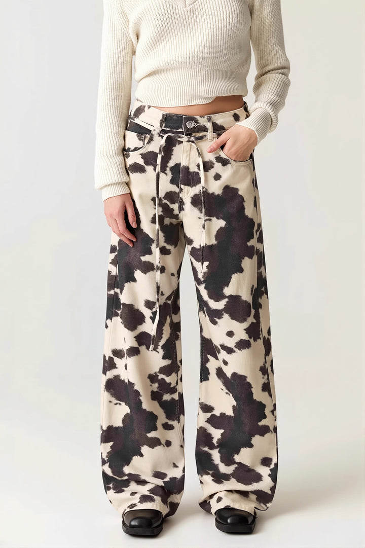 Damen Straight Leg Jeans mit Kuhmuster und hohem Bund in Frontalansicht