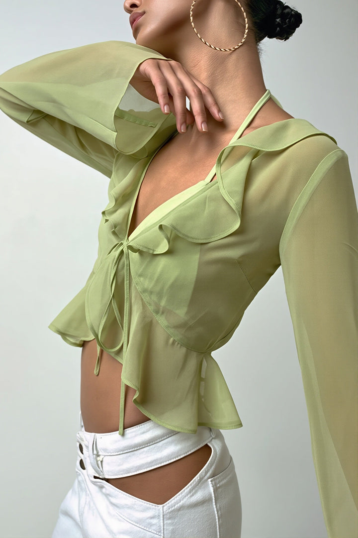 Detailansicht des V-Ausschnitts und der Volants an der Damen Crop Bluse