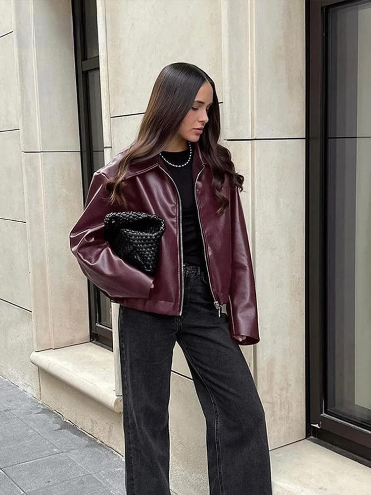 Bordeauxrote Kunstlederjacke mit stilvollem Reverskragen und Reißverschlussdetail