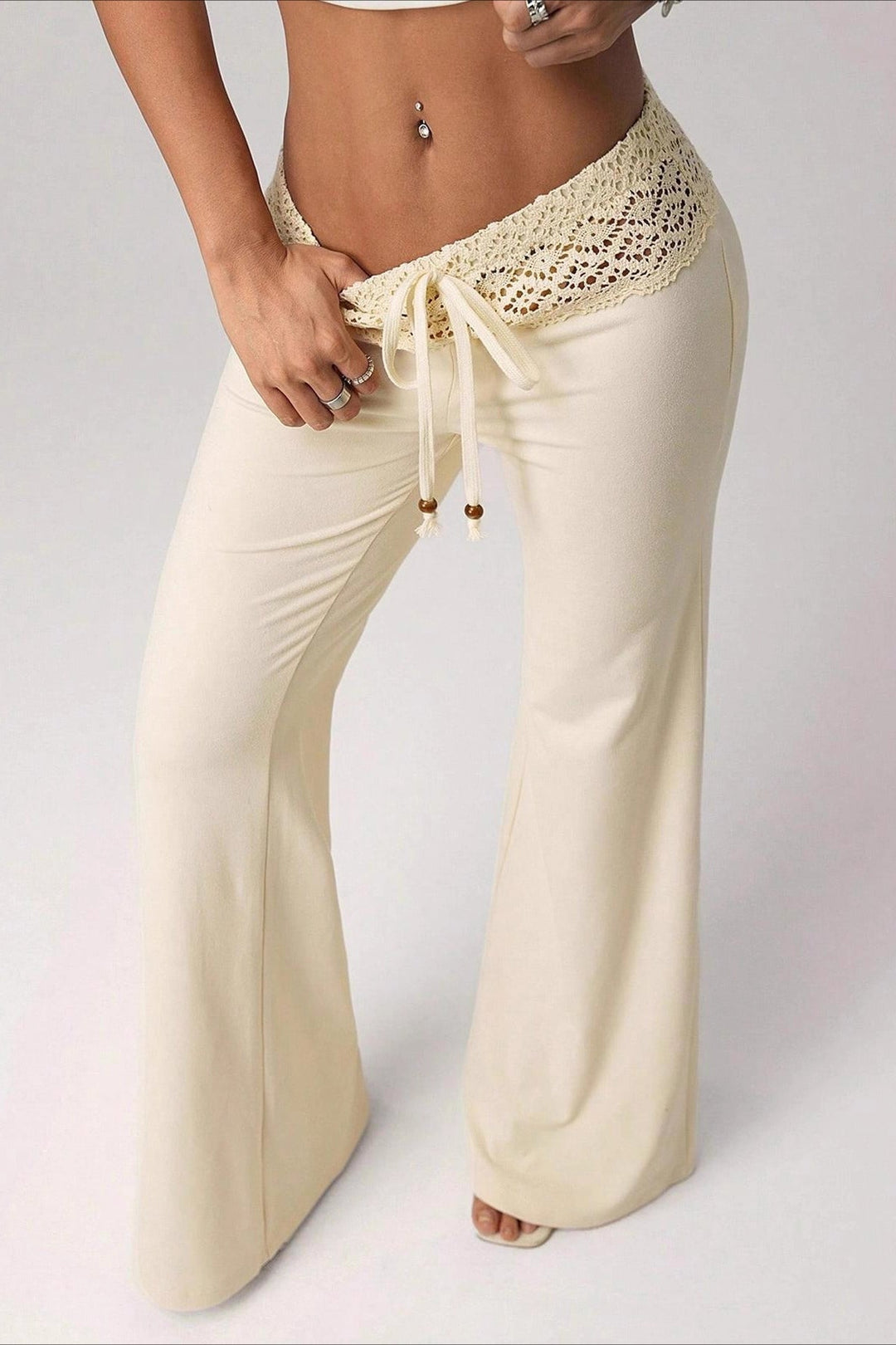 Damen Schlaghose mit seitlichem Cut-Out und Bindeband im Detail