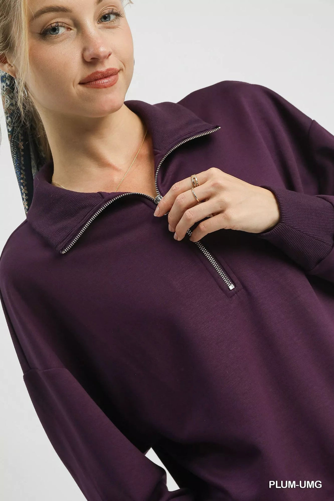 Lässiger kuscheliger Pullover mit halbem Reißverschluss