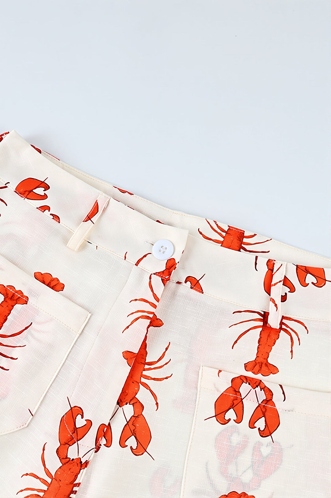 Damenhose mit Hummerprint und geradem Bein in Nahaufnahme des Stoffes
