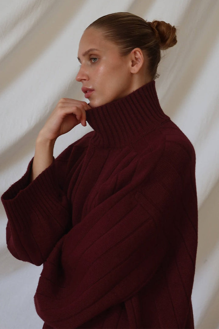 Rollkragenpullover und weite Hose als elegantes zweiteiliges Set