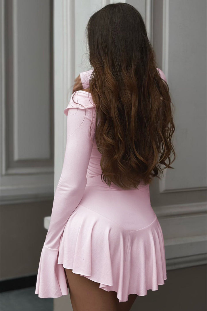 Nahaufnahme der Volants am Damen Minikleid