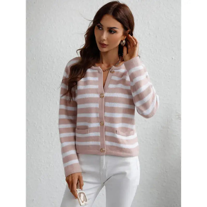 Gemütlicher grob gestrickter Pullover mit Knopfleiste und seitlichen Taschen