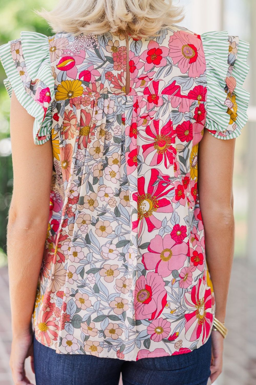 Bluse mit Blumenmuster und Rüschen an den Kappenärmeln