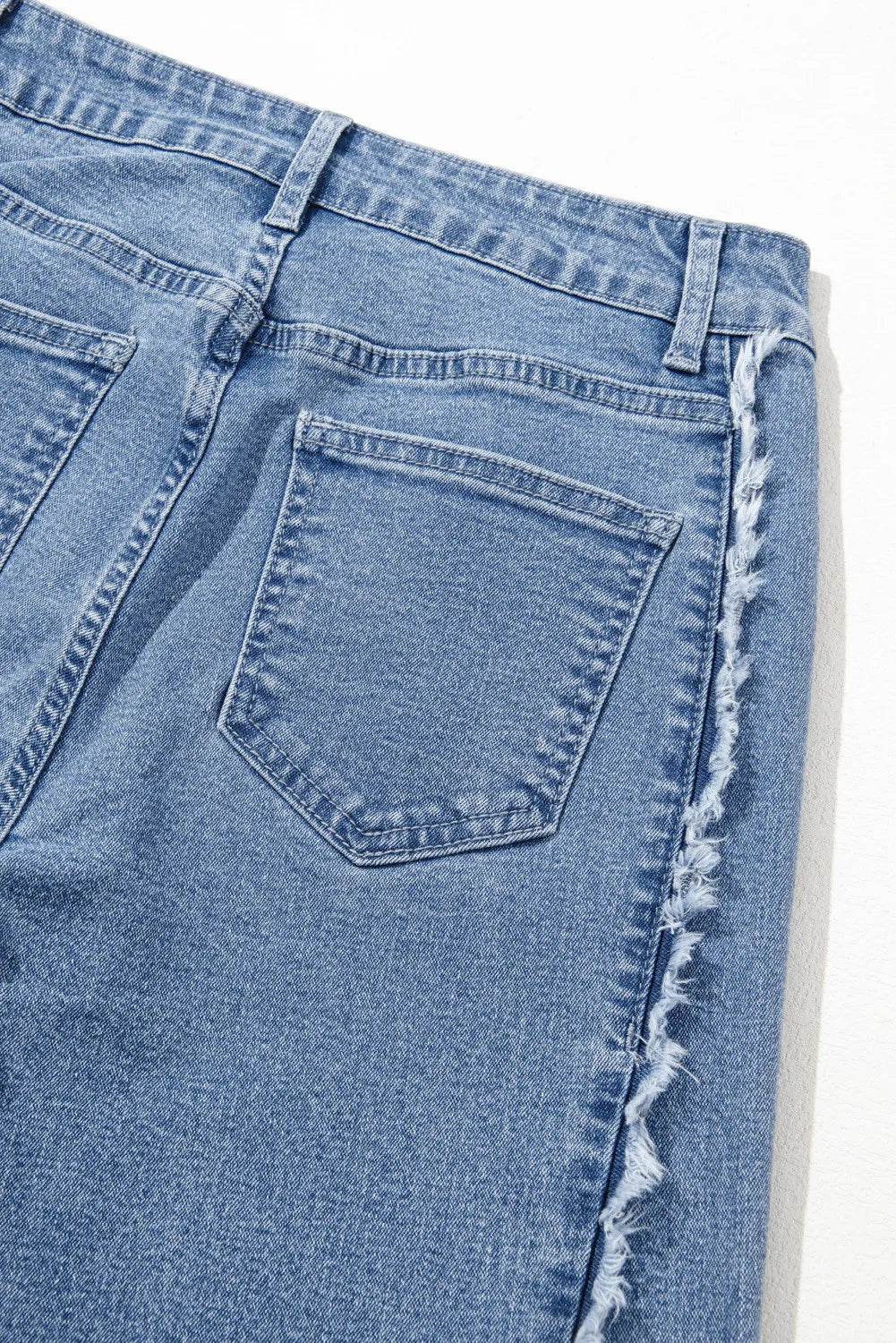 Jeans mit rohem Saum, weitem Bein und Taschen