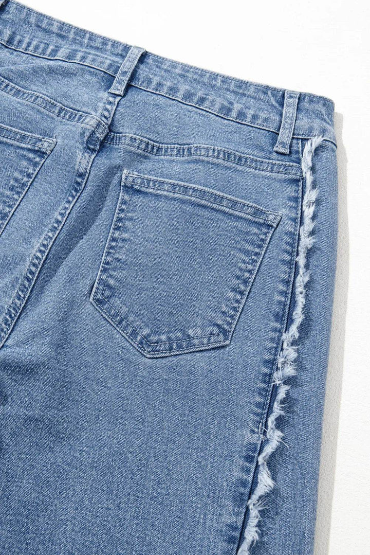 Jeans mit rohem Saum, weitem Bein und Taschen
