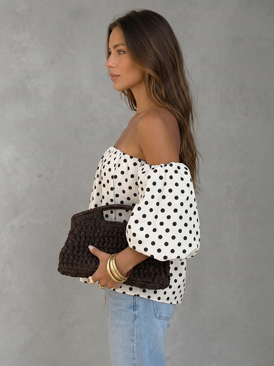 Rückansicht der weißen Off-Shoulder-Bluse mit Tupfenmuster für Damen