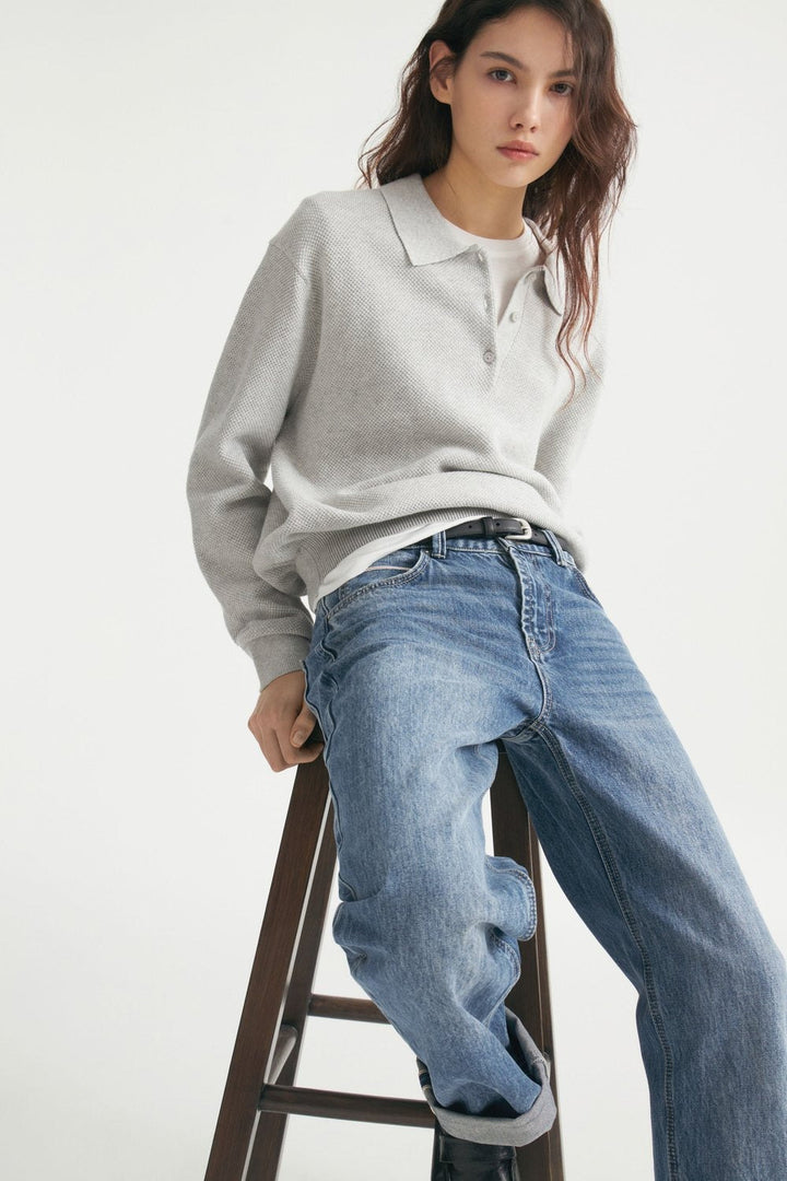 Seitliche Ansicht des Damen-Strickpullovers mit Polokragen