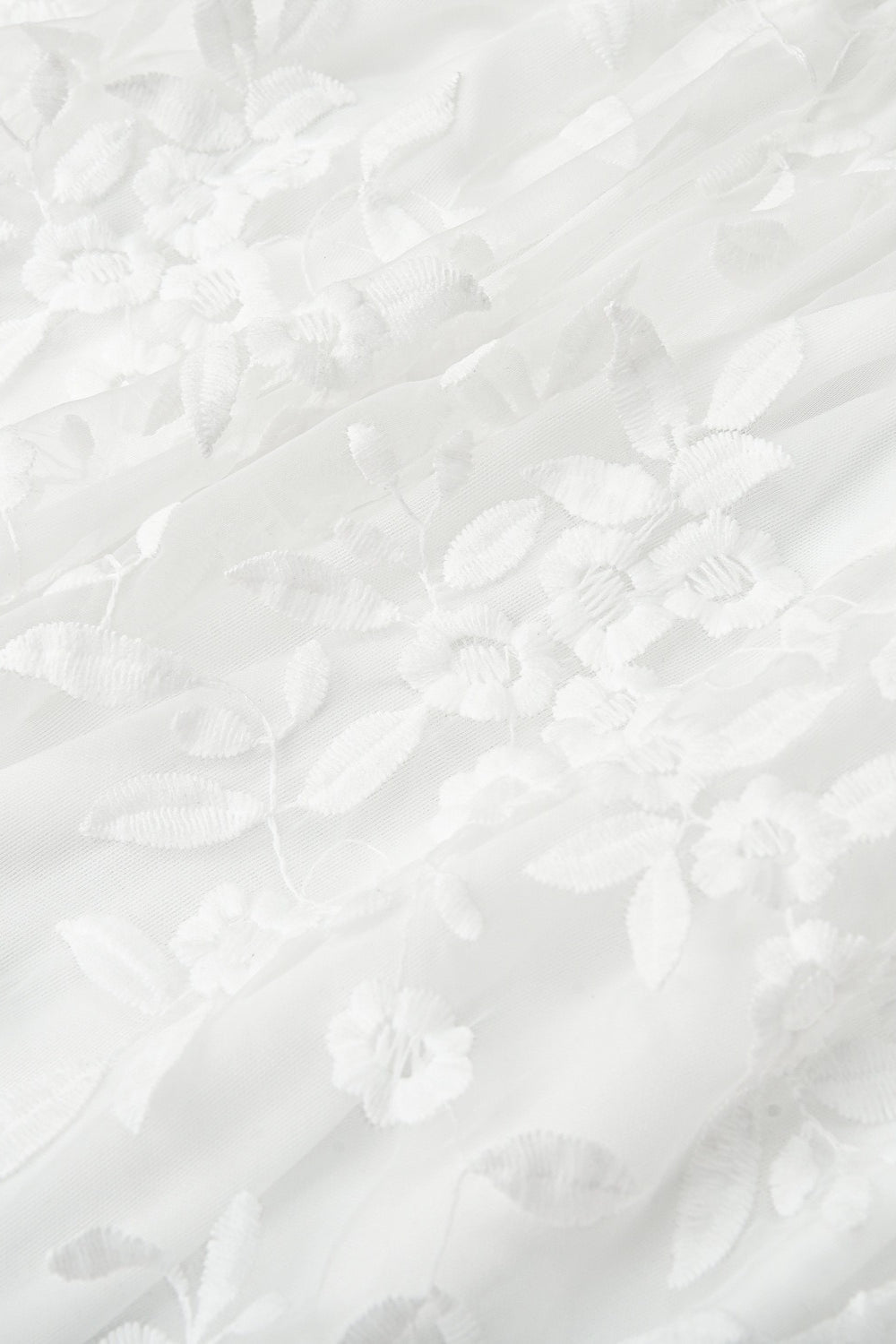Leichtes Boho Damenkleid mit Blumenstickerei als Detailaufnahme