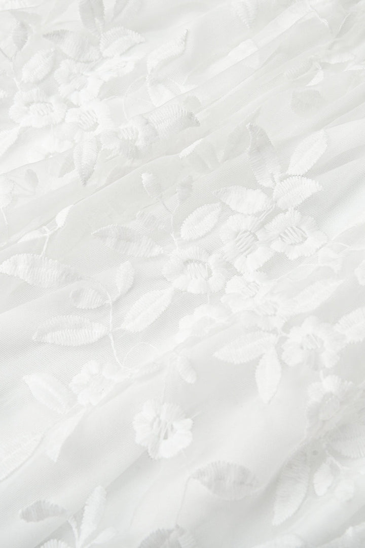 Leichtes Boho Damenkleid mit Blumenstickerei als Detailaufnahme