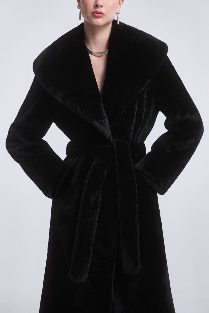 Schicker Kunstpelzmantel für eleganten Winterstil