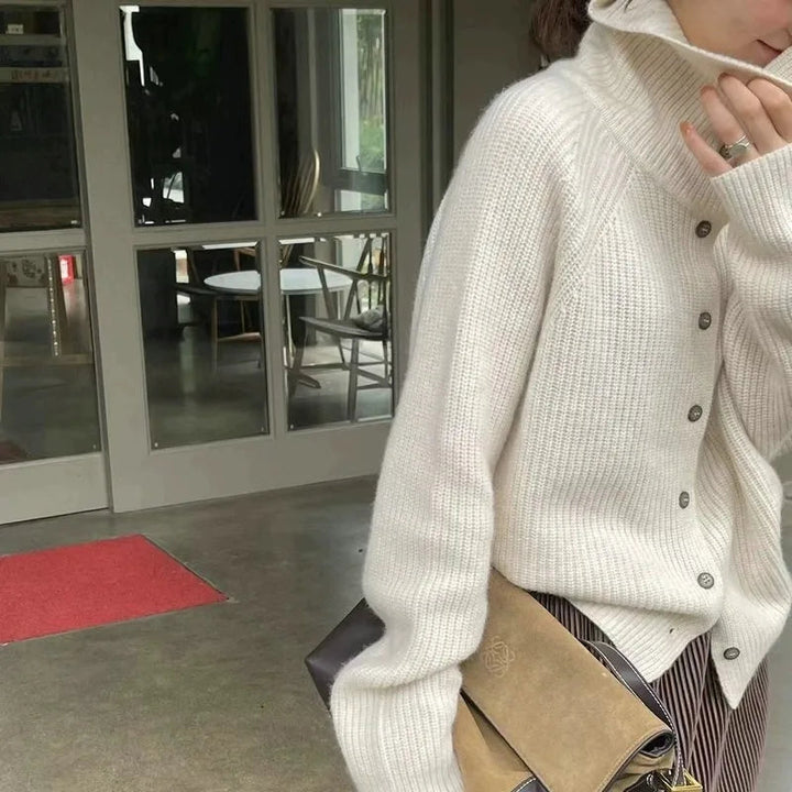 Gemütlicher Strickrollkragenpullover mit Knöpfen