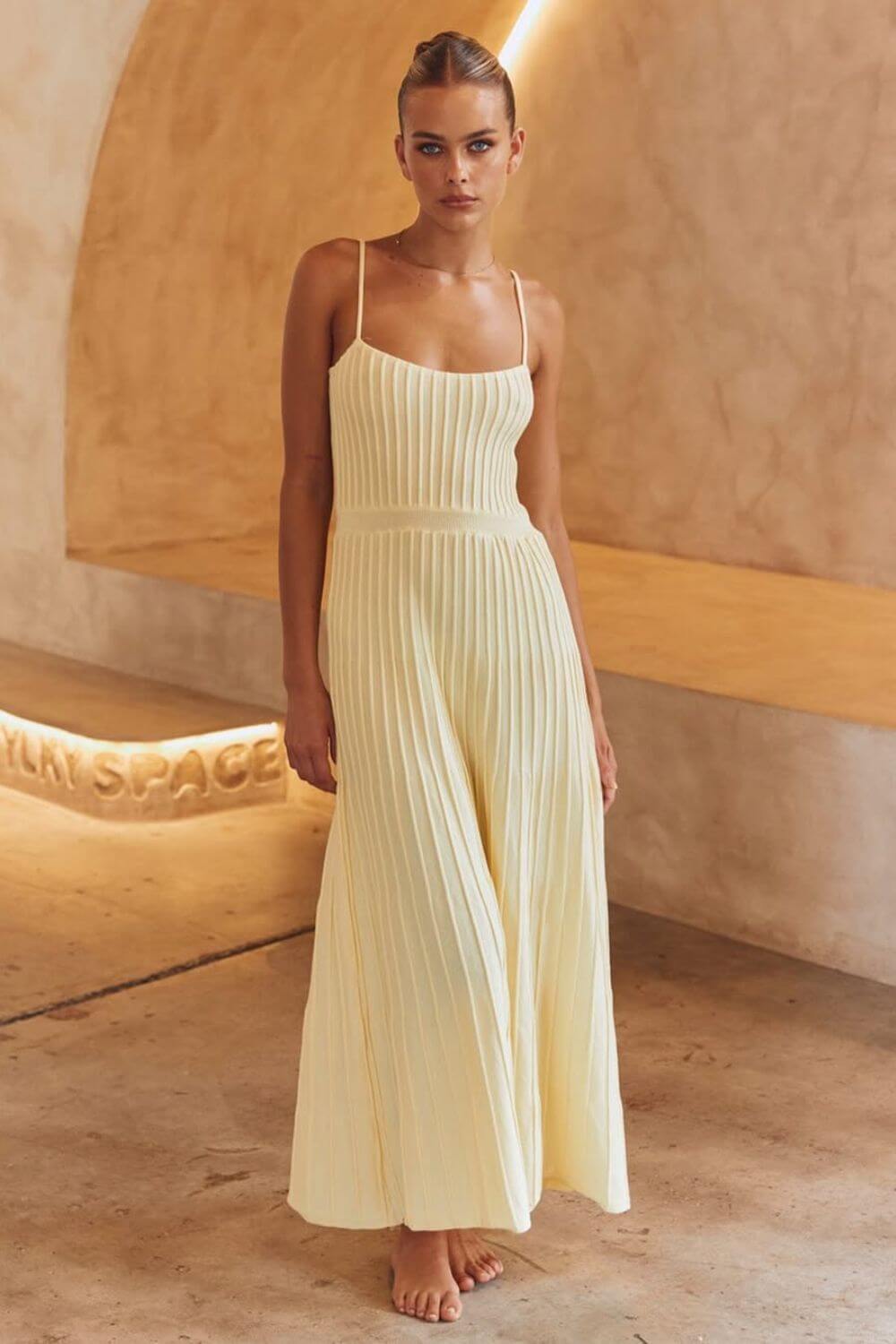 Plissiertes Midikleid mit Spitzenträgern aus Strick
