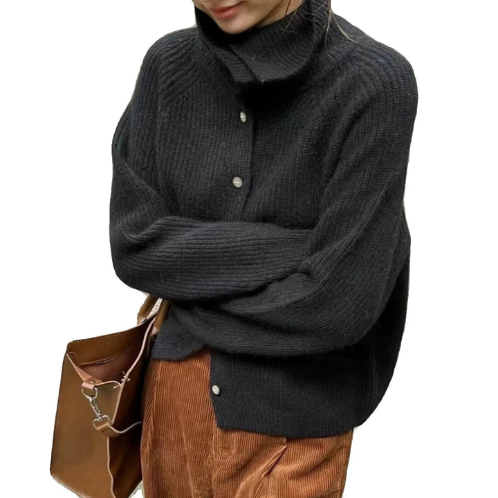 Gemütlicher Strickrollkragenpullover mit Knöpfen