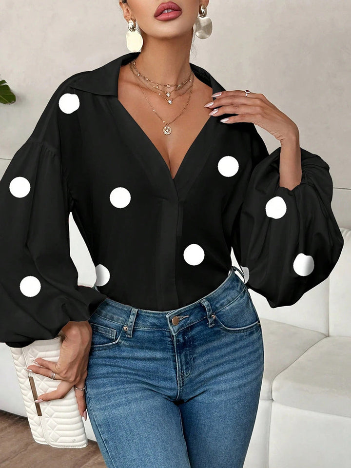 Damenbluse mit elegantem Polka-Dot-Design, gestylt für Alltag und Büro
