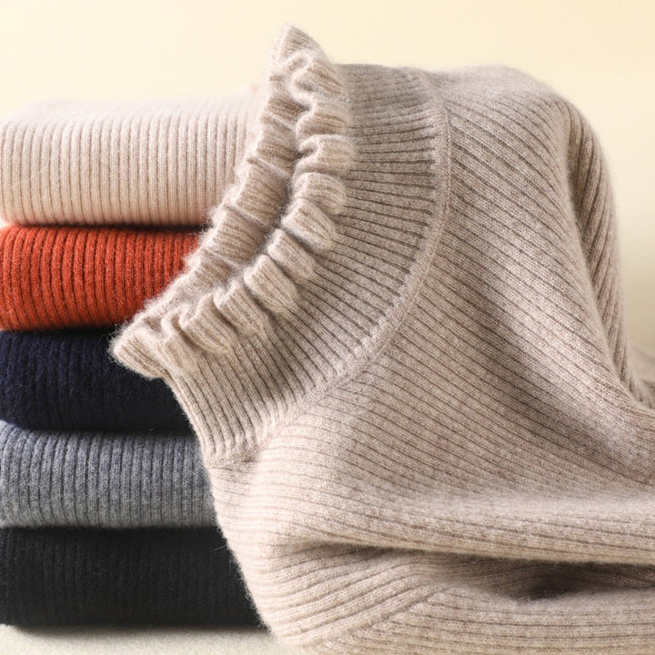 Gemütlicher Rollkragen-Strickpullover mit zarten Rüschendetails