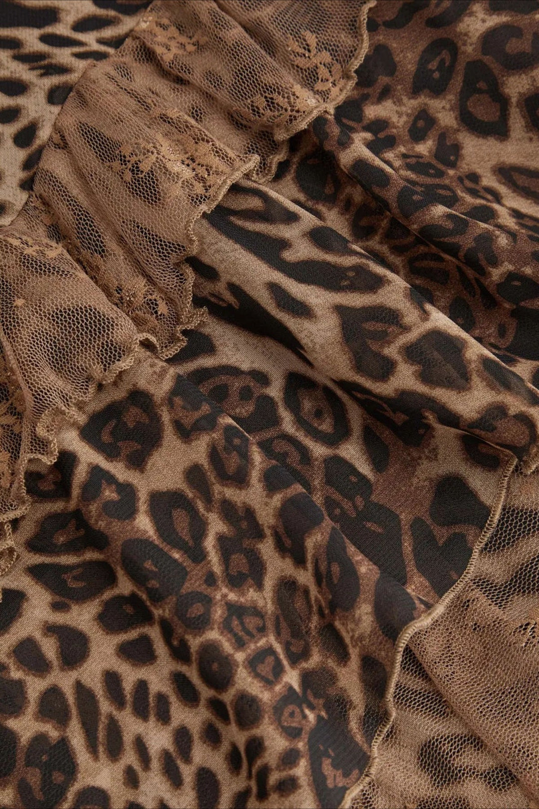 Leoparden-Midikleid stilvoll für besondere Anlässe kombiniert