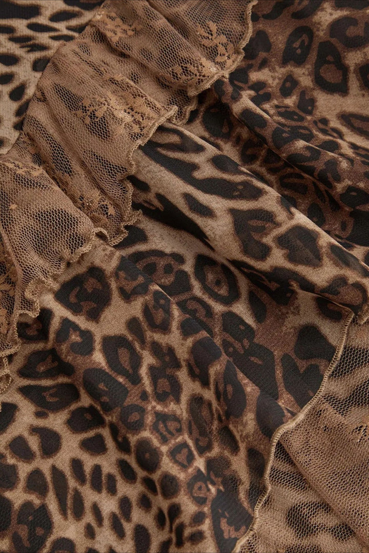 Leoparden-Midikleid stilvoll für besondere Anlässe kombiniert