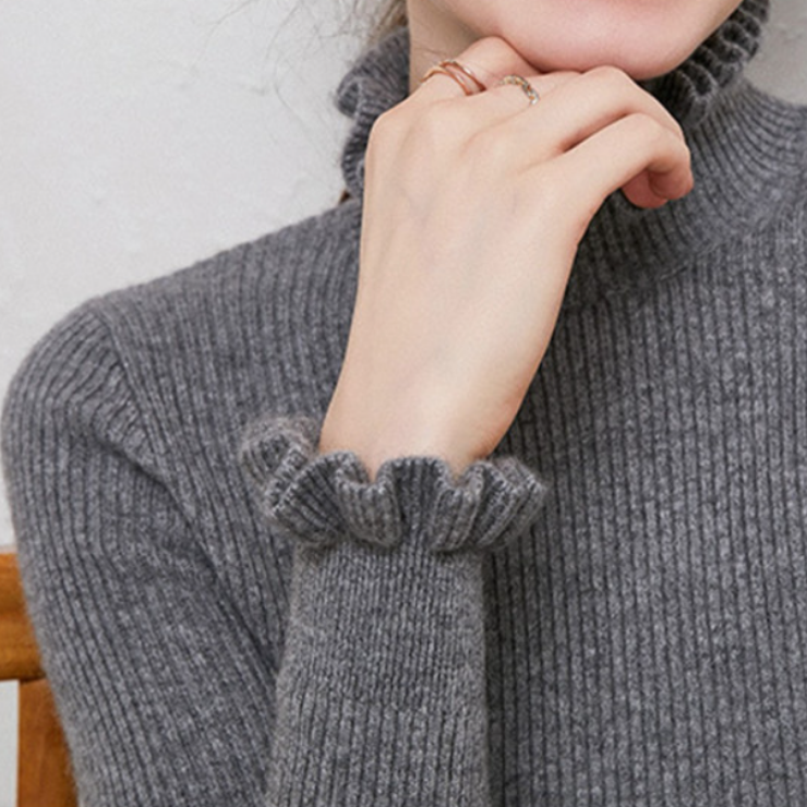 Gemütlicher Rollkragen-Strickpullover mit zarten Rüschendetails