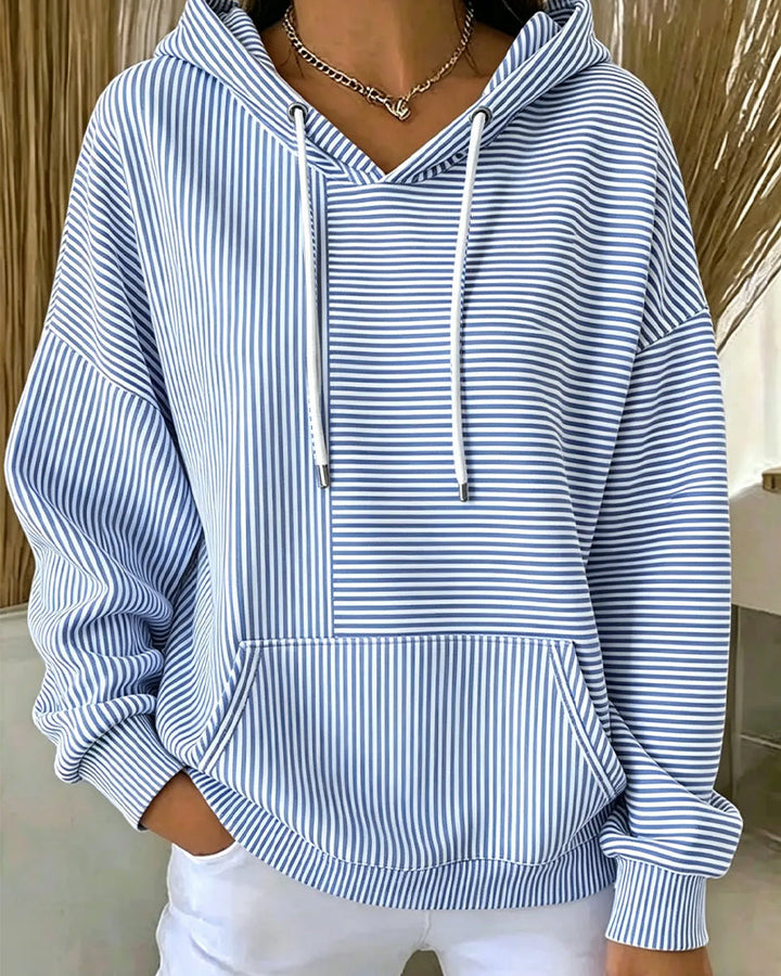 Gestreifter Hoodie mit Kapuze und Kordelzug in der Vorderansicht