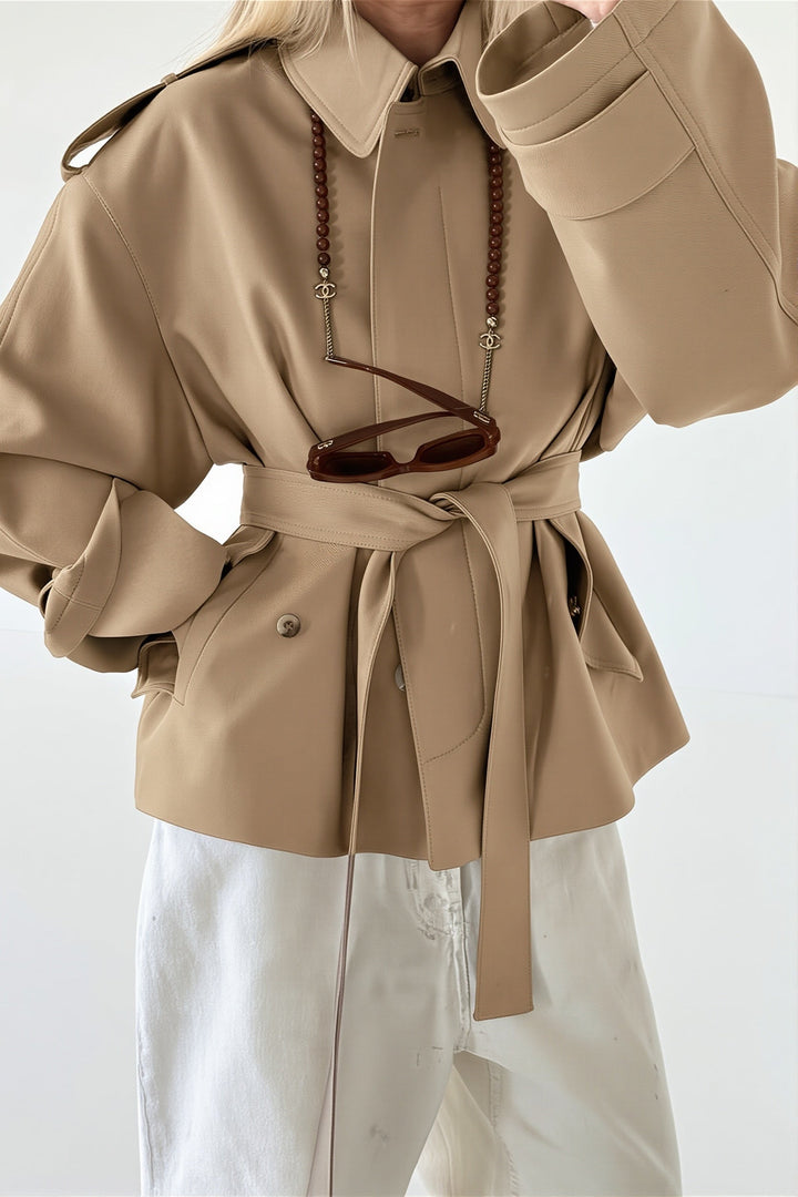 Detailansicht des Reverskragens am Damen-Kurztrenchcoat