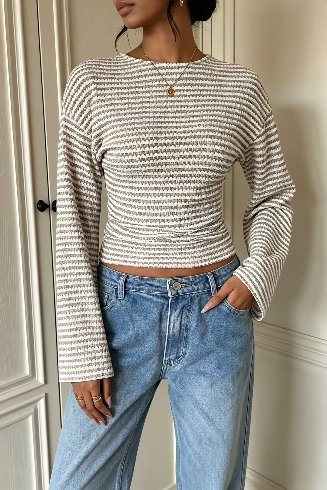 Damen-Langarmshirt mit Streifen und ausgestellten Ärmeln in der Vorderansicht
