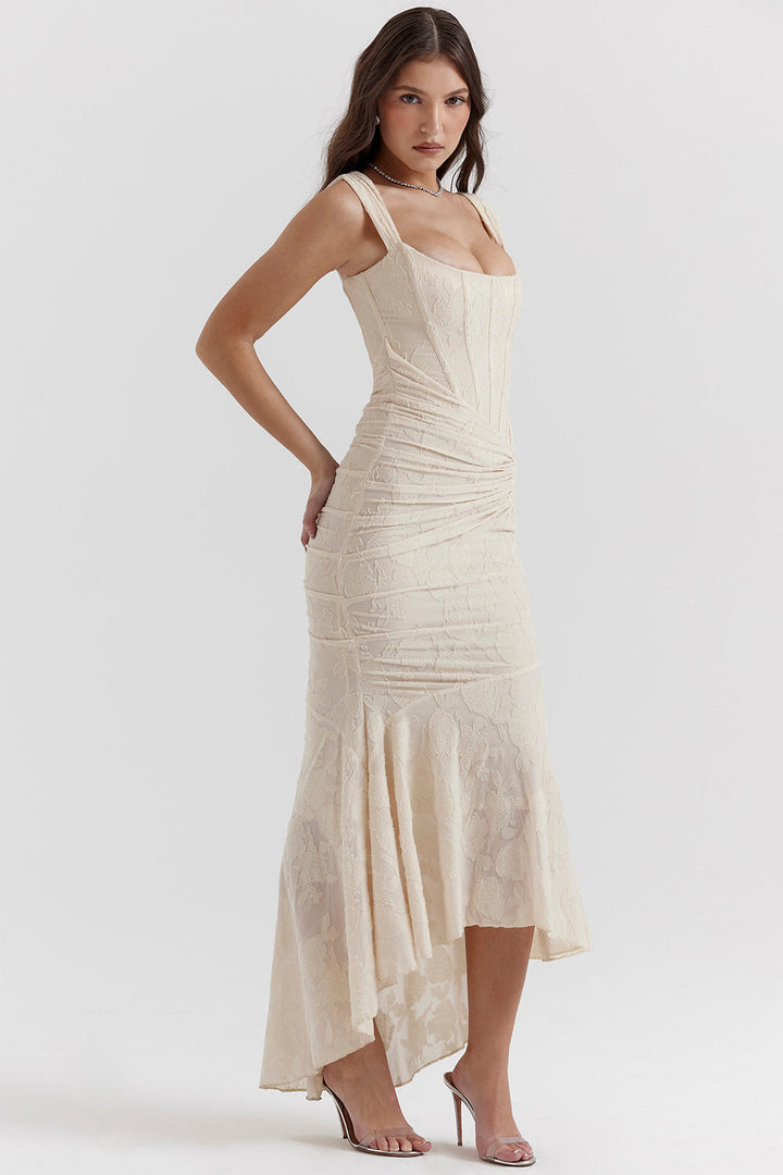 Fließendes, taillenschmeichelndes Kleid für mühelosen Stil
