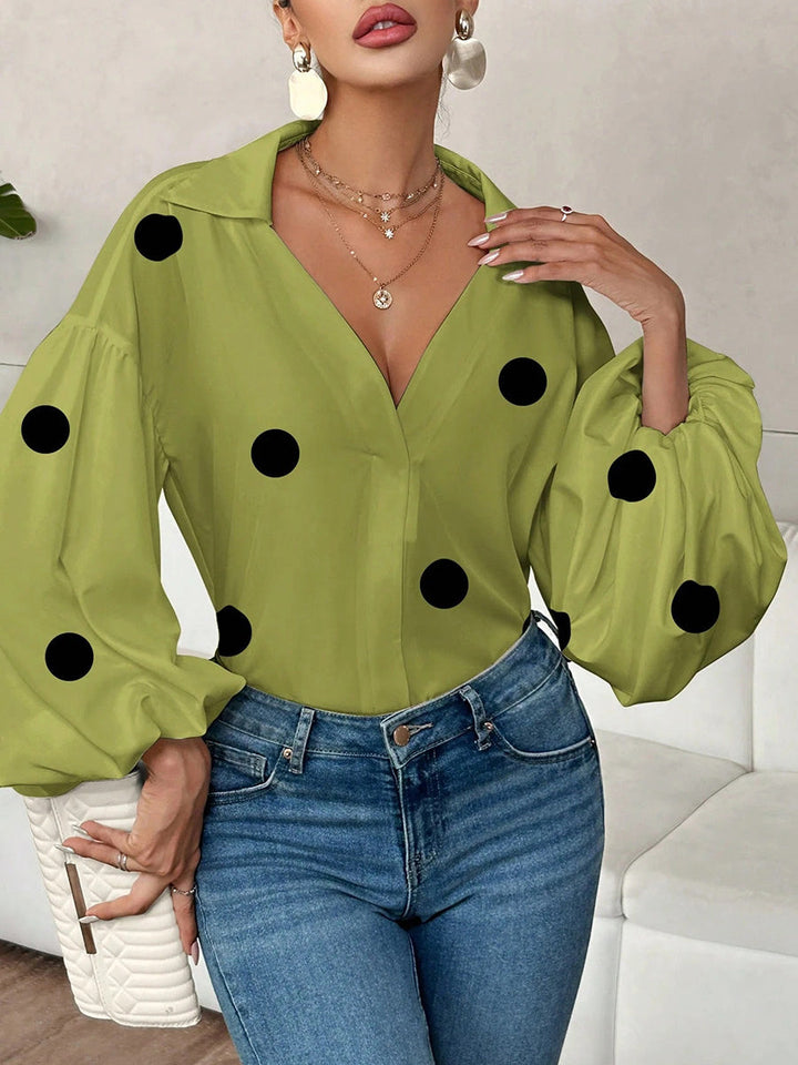 Damenbluse mit Polka Dots und Plissee in lockerer Passform, Vorderansicht