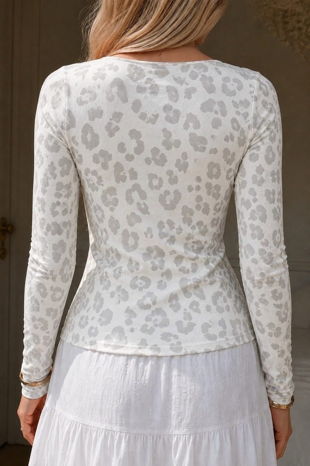 Leopardenmuster auf einem langärmligen Damen-Shirt