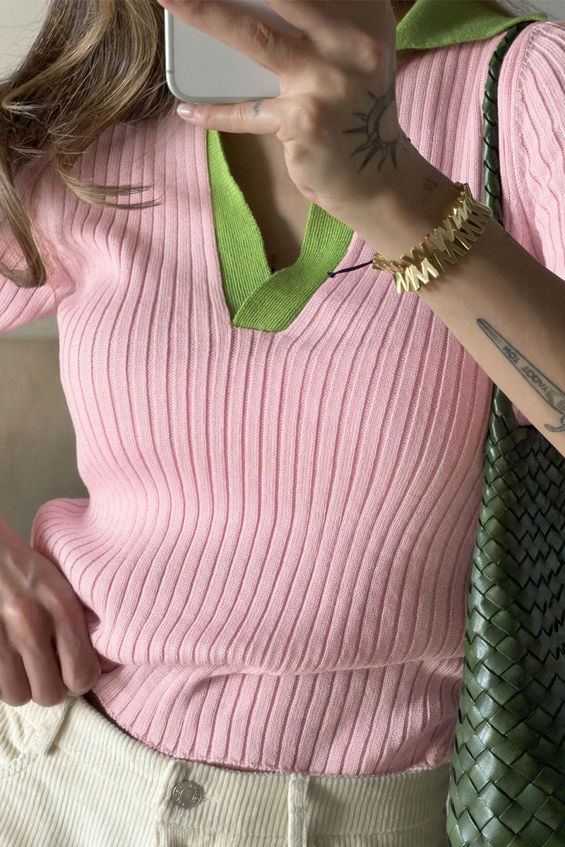 Detailansicht des grünen Kontrastkragens am Damen-Polo-Pullover