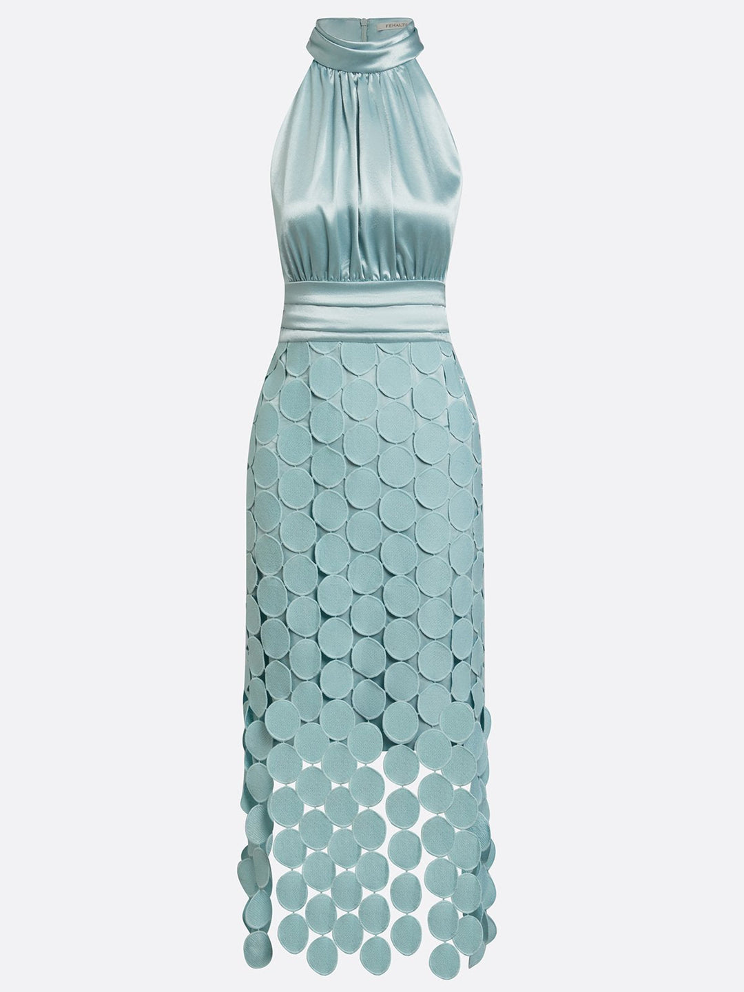 Festliches Damenkleid mit Halterneck und Satin-Optik beim Gehen getragen