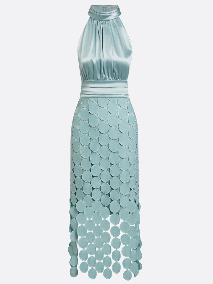 Festliches Damenkleid mit Halterneck und Satin-Optik beim Gehen getragen