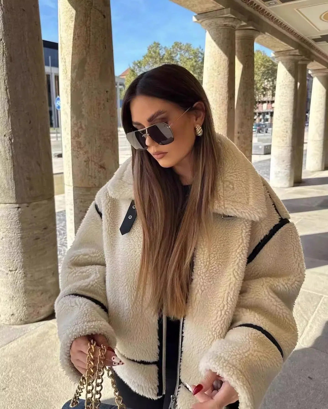 Damen-Teddyjacke aus flauschigem Stoff in der Vorderansicht