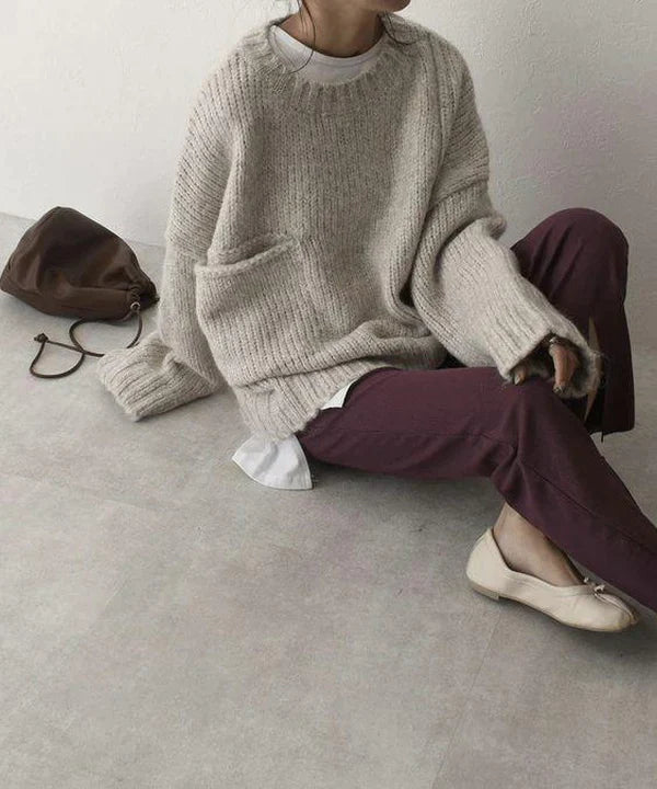 Detailansicht der geräumigen Fronttasche am Damen-Oversize-Pullover