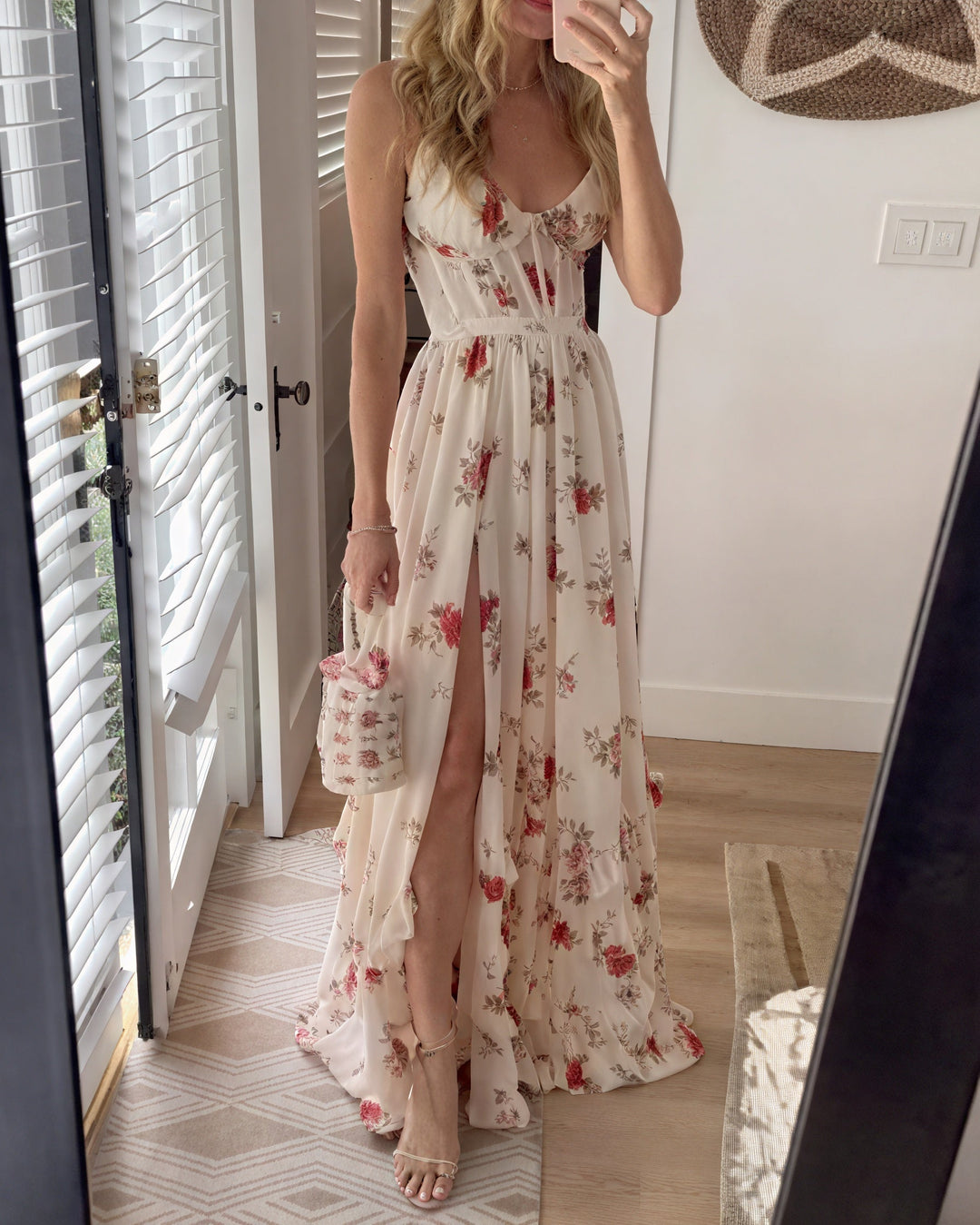 Detailansicht des Blumenprints am Damen Maxikleid