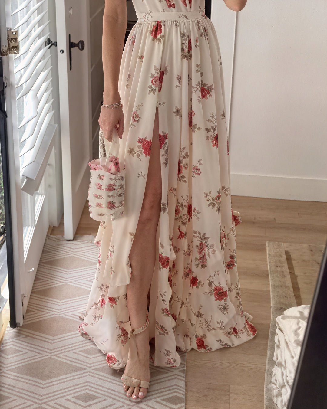 Damen Maxikleid mit Blumenprint in Ganzkörperansicht