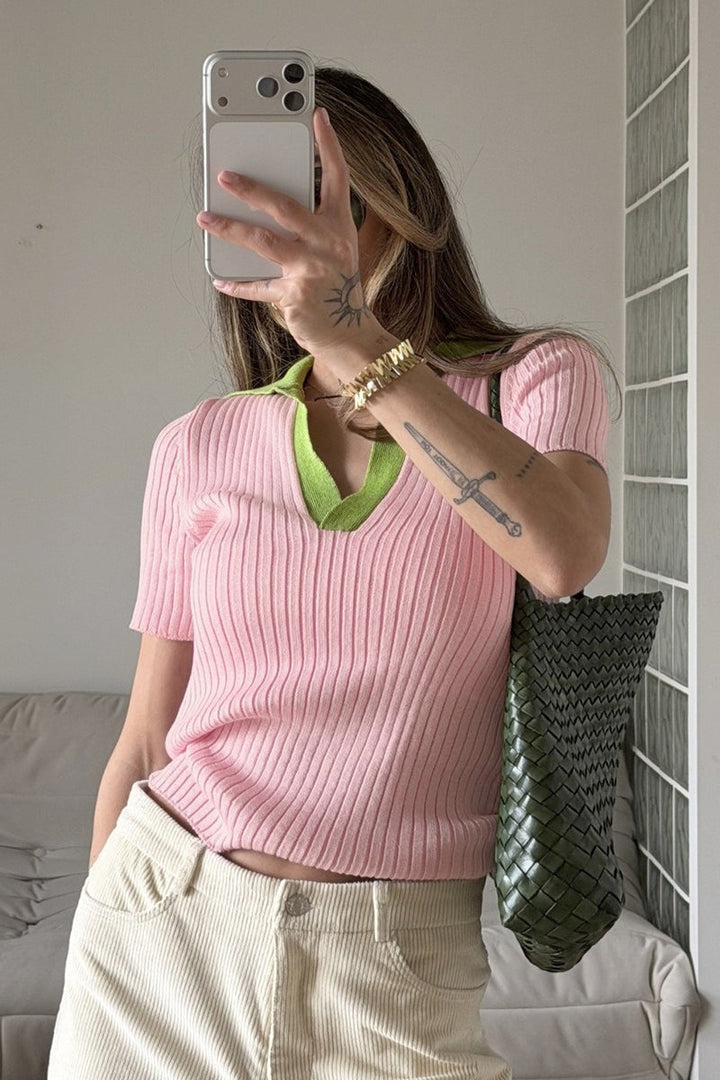 Gesamtansicht des eleganten Damen-Rippstrickpullovers