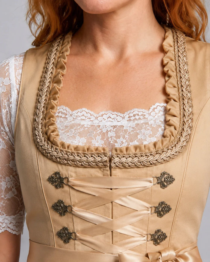Rückansicht des Damen-Dirndls mit Schnürmieder und Spitzenbluse