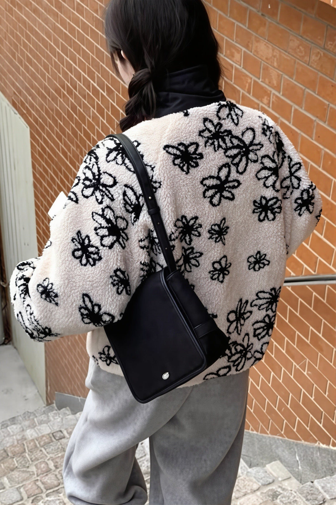 Detailansicht des weichen Sherpa-Fleece-Materials mit Blumenmuster