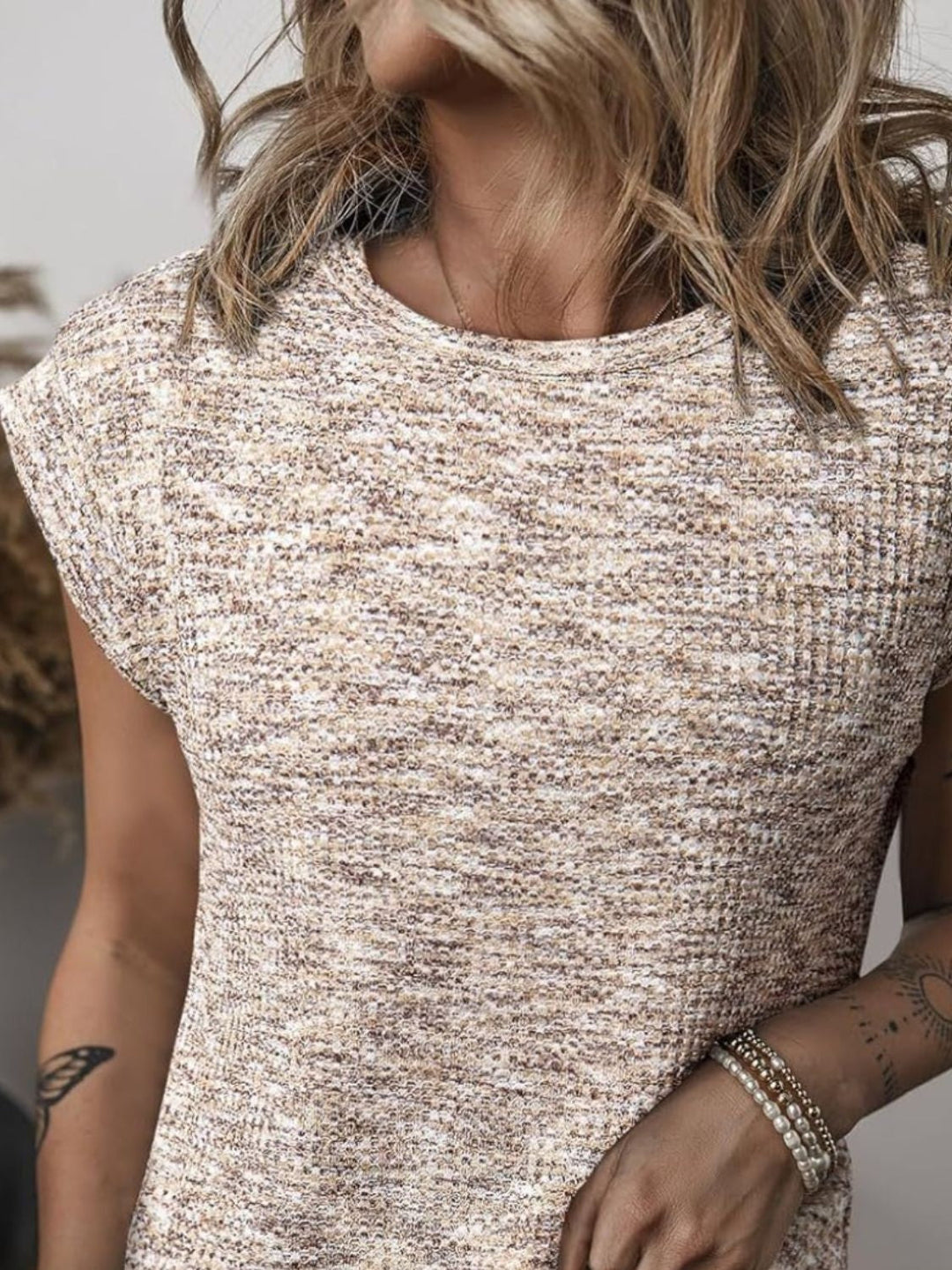 Grau meliertes T-Shirt mit Rundhalsausschnitt und kurzen Ärmeln für Damen
