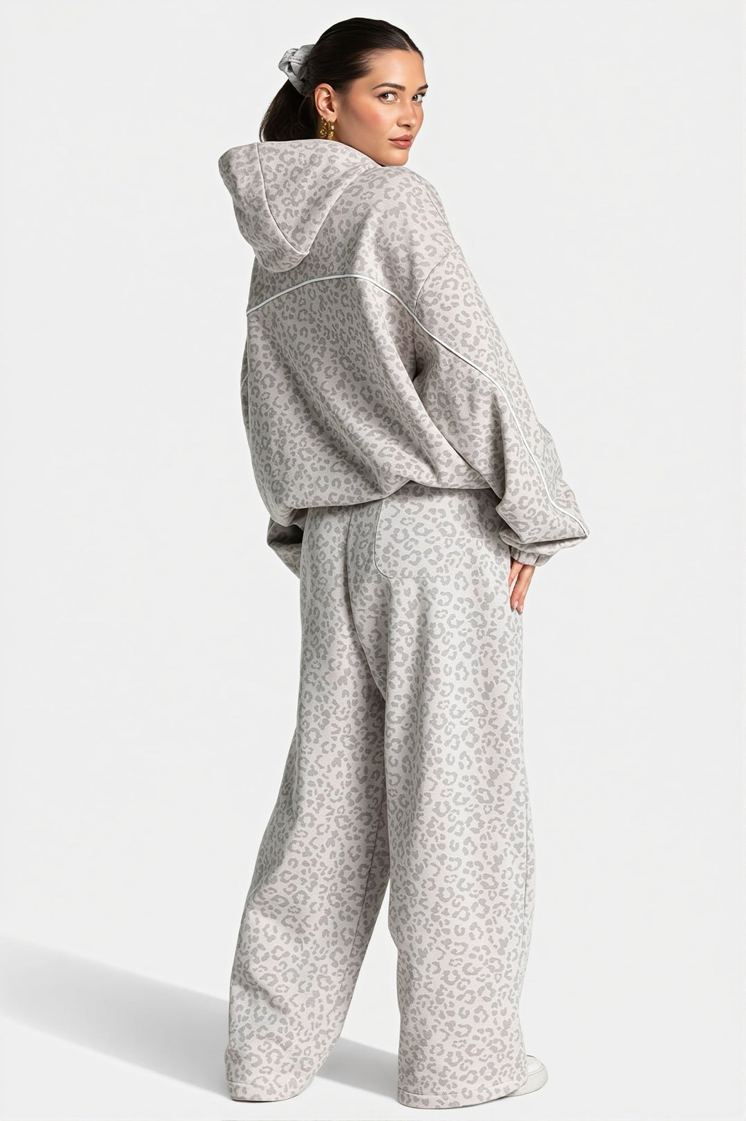 Lässiges zweiteiliges Damenoutfit mit Leopardenprint
