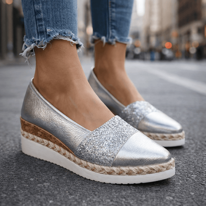 Damen Pantoletten mit Keilabsatz und glitzerndem Riemen von vorn